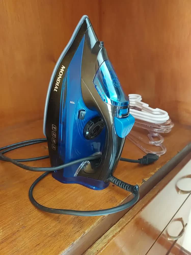 foto de Ferro A Vapor F-53 1200w Preto E Azul Mondial