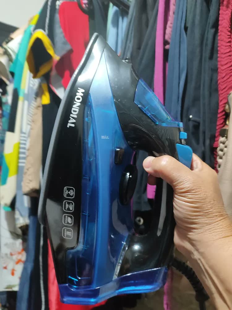 foto de Ferro A Vapor F-53 1200w Preto E Azul Mondial