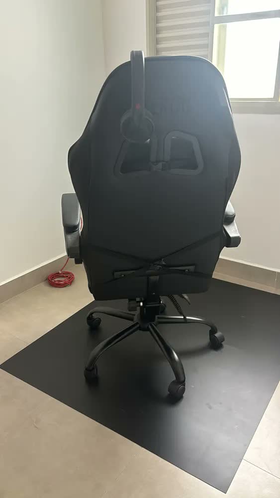 foto de Cadeira de escritório TGT Heron TGT-HR gamer preta com estofado de couro sintético