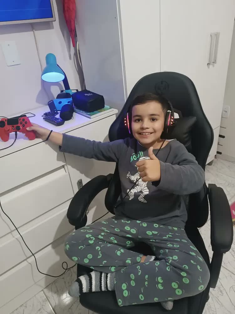 foto de Cadeira de escritório TGT Heron TGT-HR gamer ergonômica vermelha com estofado de couro sintético