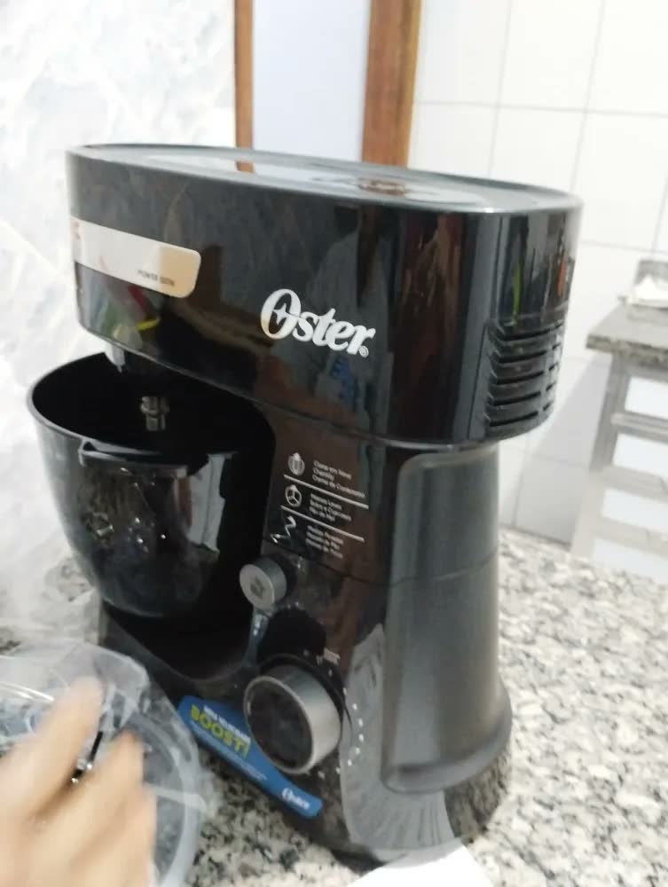 foto de Batedeira Planetária Oster OBAT630 Preta com Tigela de 4 L e 800 W