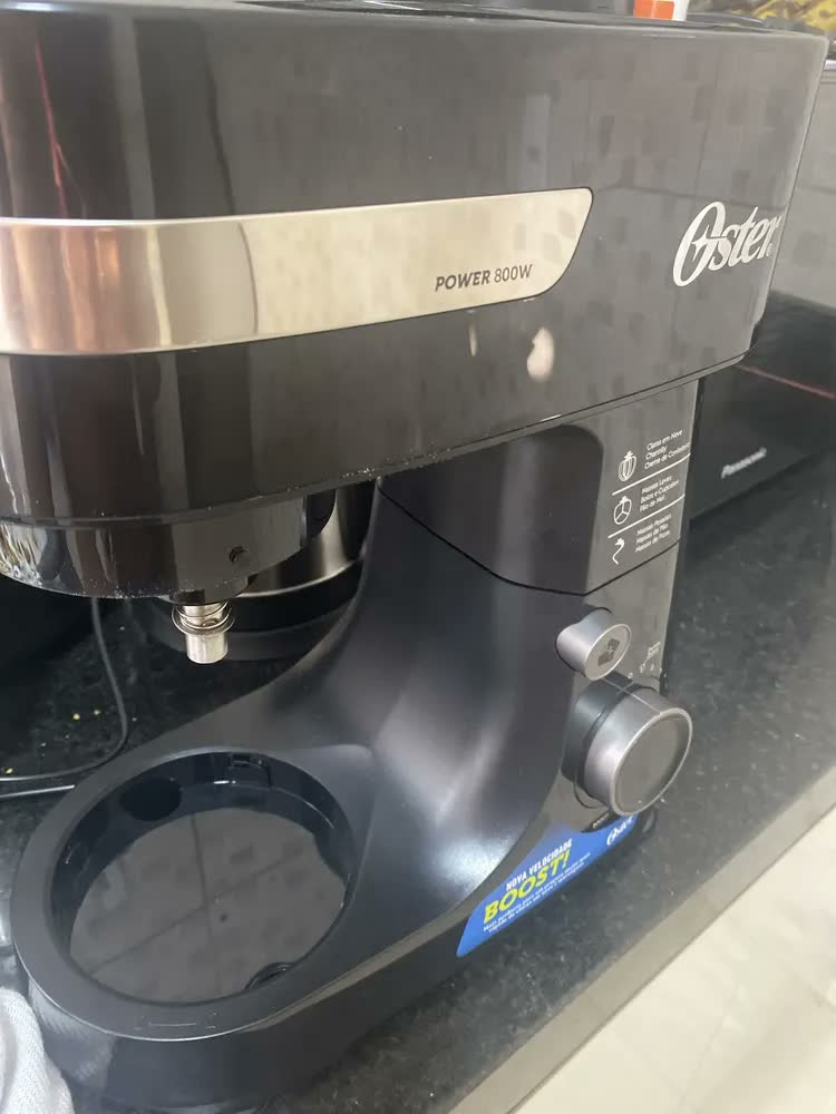 foto de Batedeira Planetária Oster OBAT630 Preta com Tigela de 4 L e 800 W