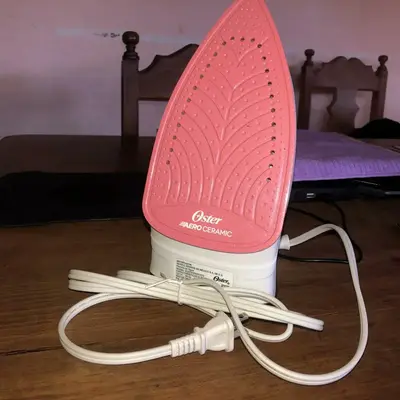 foto de Ferro de Passar a Vapor 220v Oster Rosa GCSTBS5053-057