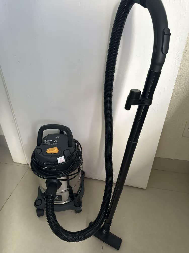 foto de ASPIRADOR DE PÓ E ÁGUA ELECTROLUX EM INOX 12L 127V GT12I