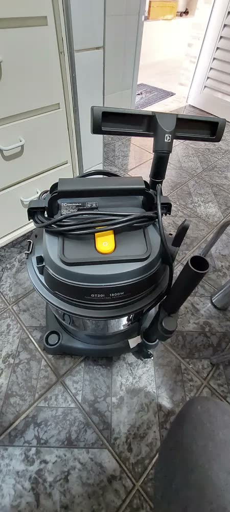 foto de ASPIRADOR DE PÓ E ÁGUA ELECTROLUX EM INOX 127V GT20I