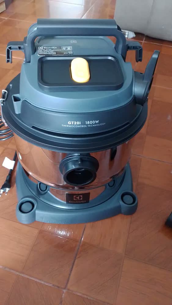 foto de ASPIRADOR DE PÓ E ÁGUA ELECTROLUX EM INOX 127V GT20I