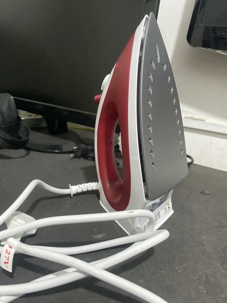foto de Ferro A Vapor Delicate Pff657 Branco E Vermelho Lenoxx