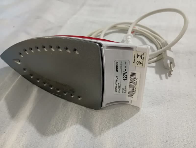 foto de Ferro A Vapor Delicate Pff657 Branco E Vermelho Lenoxx