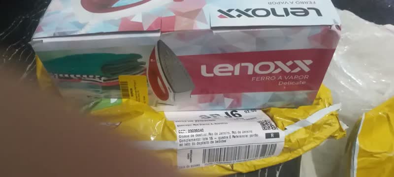 foto de Ferro A Vapor Delicate Pff657 Branco E Vermelho Lenoxx