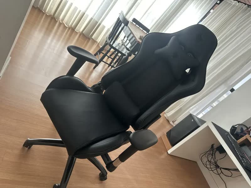 foto de Cadeira Gamer Pichau Donek S Preta Reclinável Cor Preto Material do estofamento Couro