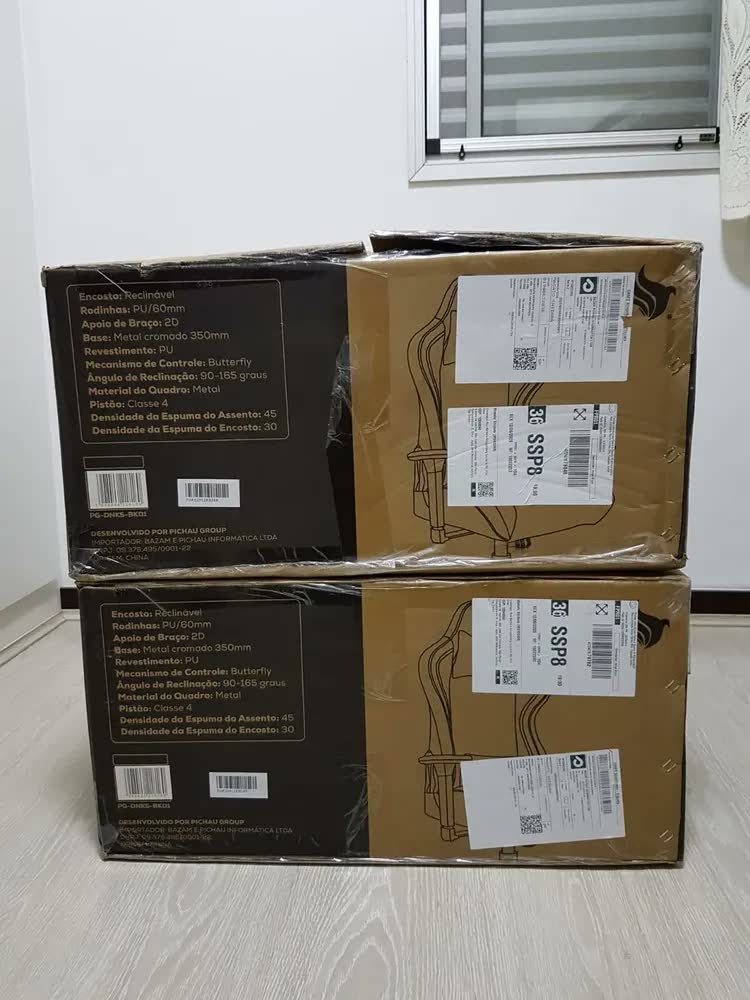 foto de Cadeira Gamer Pichau Donek S Preta Reclinável Cor Preto Material do estofamento Couro
