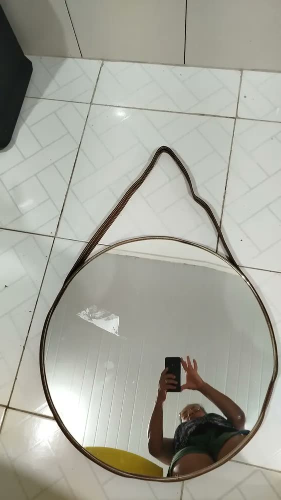 foto de Espelho Redondo Decorativo Suspenso Com Alça 60cm + Suporte