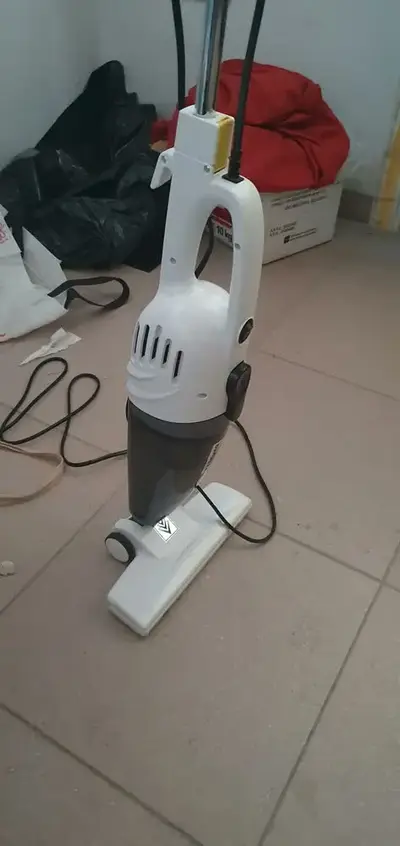 foto de Aspirador de Pó Vertical Kärcher VCL 1 com Filtro Hepa 2 em 1 - 1.000W