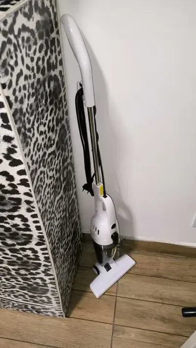 foto de Aspirador de Pó Vertical Kärcher VCL 1 com Filtro Hepa 2 em 1 - 1.000W