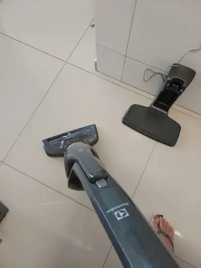 foto de Aspirador de Pó Vertical Sem Fio Electrolux Ergorapido 2 em 1 Luz LED até 30 min Cinza (ERG24C) Bivolt