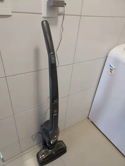 foto de Aspirador de Pó Vertical Sem Fio Electrolux Ergorapido 2 em 1 Luz LED até 30 min Cinza (ERG24C) Bivolt