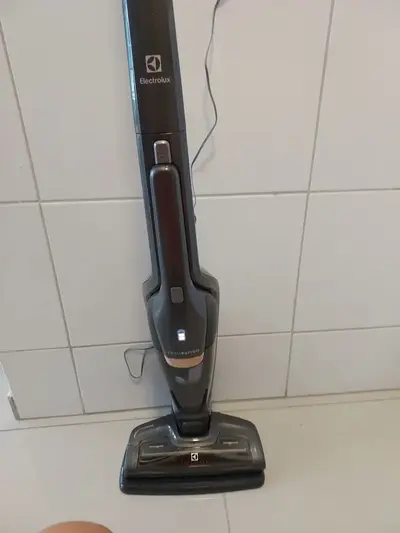 foto de Aspirador de Pó Vertical Sem Fio Electrolux Ergorapido 2 em 1 Luz LED até 30 min Cinza (ERG24C) Bivolt
