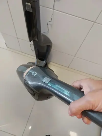 foto de Aspirador de Pó Vertical Sem Fio Electrolux Ergorapido 2 em 1 Luz LED até 30 min Cinza (ERG24C) Bivolt