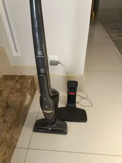 foto de Aspirador de Pó Vertical Sem Fio Electrolux Ergorapido 2 em 1 Luz LED até 30 min Cinza (ERG24C) Bivolt