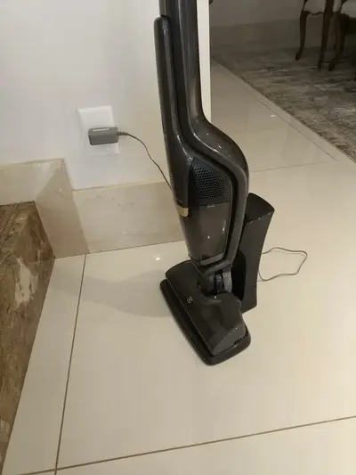 foto de Aspirador de Pó Vertical Sem Fio Electrolux Ergorapido 2 em 1 Luz LED até 30 min Cinza (ERG24C) Bivolt