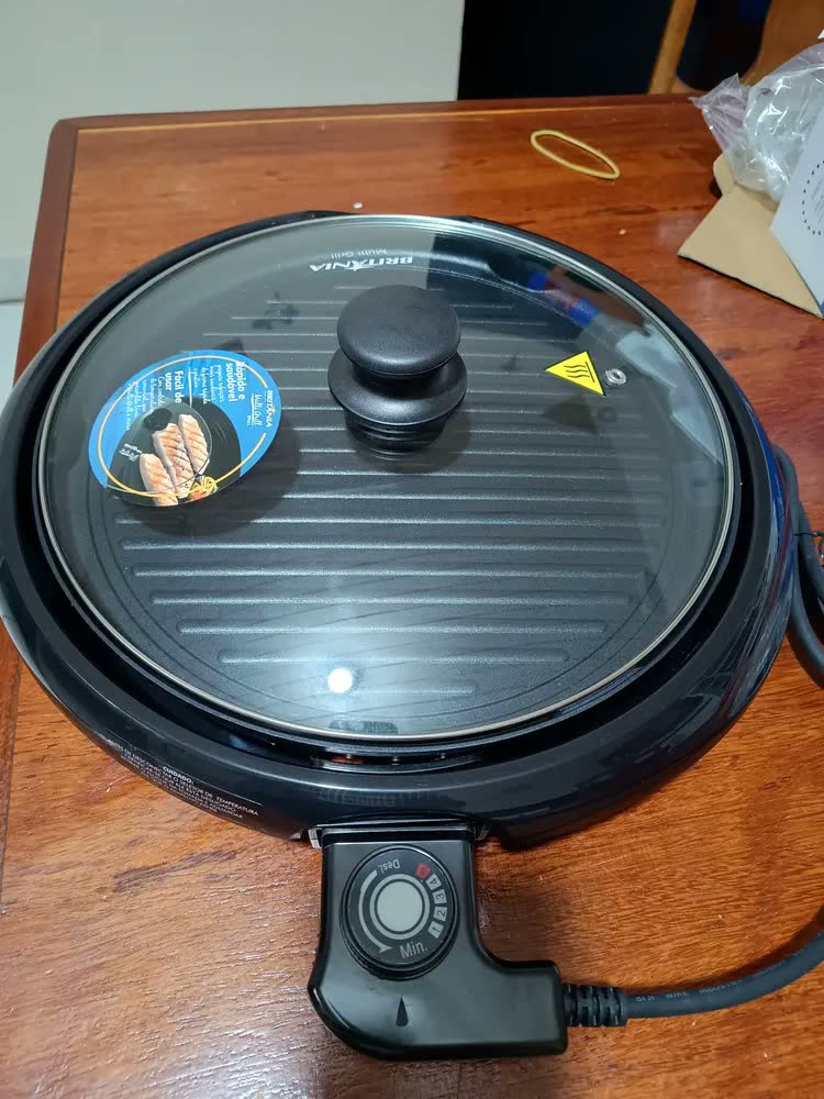 foto de Multi Grill Britânia Bpe02 Revestimento Antiaderente 110v - Preto