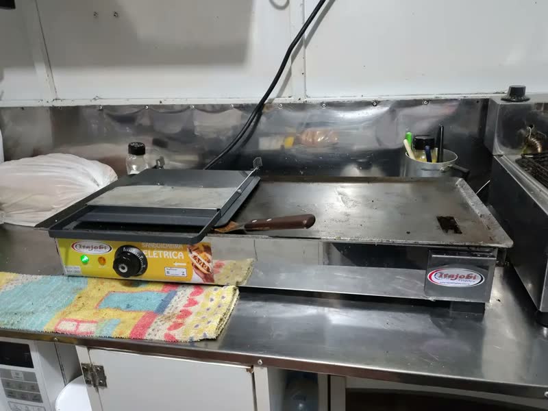 foto de Chapa Elétrica Itajobi Fogões 70x30 Inox 220V Com Prensa 4400W