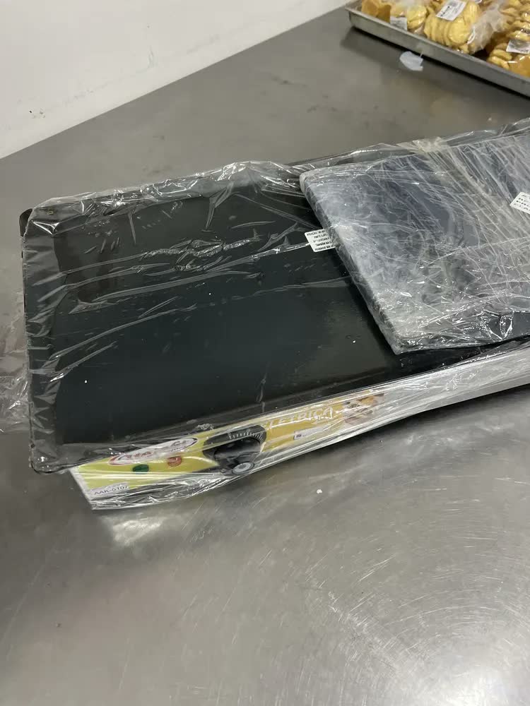 foto de Chapa Elétrica Itajobi Fogões 70x30 Inox 220V Com Prensa 4400W