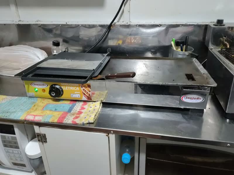 foto de Chapa Elétrica Itajobi Fogões 70x30 Inox 220V Com Prensa 4400W