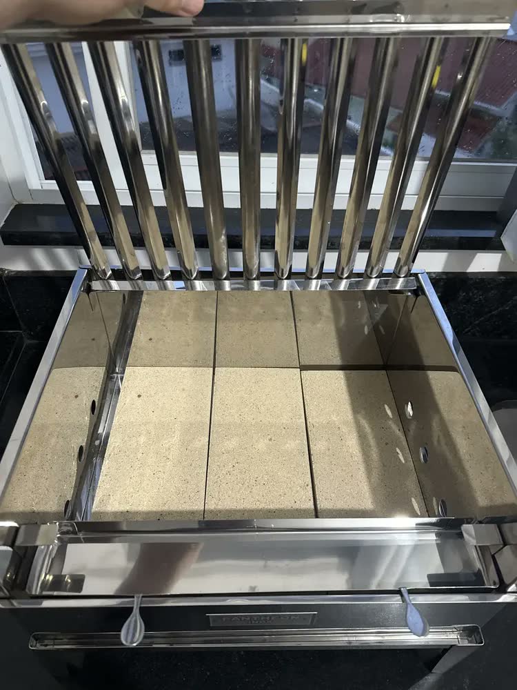 foto de Churrasqueira Móvel Pantheon Inox Mini Parrilla com Tijolos Refratários