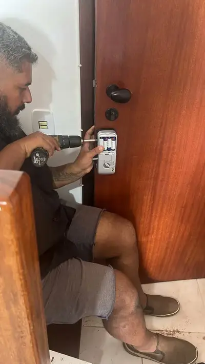 foto de Fechadura De Sobrepor Digital E Senha Com Biometria Fr 220 Intelbras