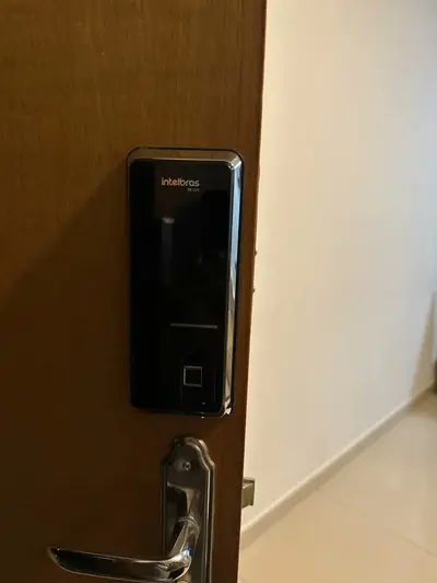 foto de Fechadura De Sobrepor Digital E Senha Com Biometria Fr 220 Intelbras