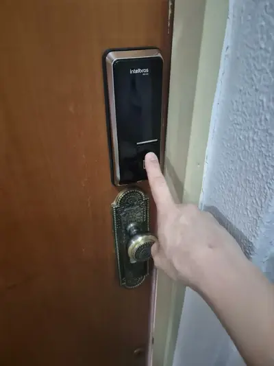 foto de Fechadura De Sobrepor Digital E Senha Com Biometria Fr 220 Intelbras