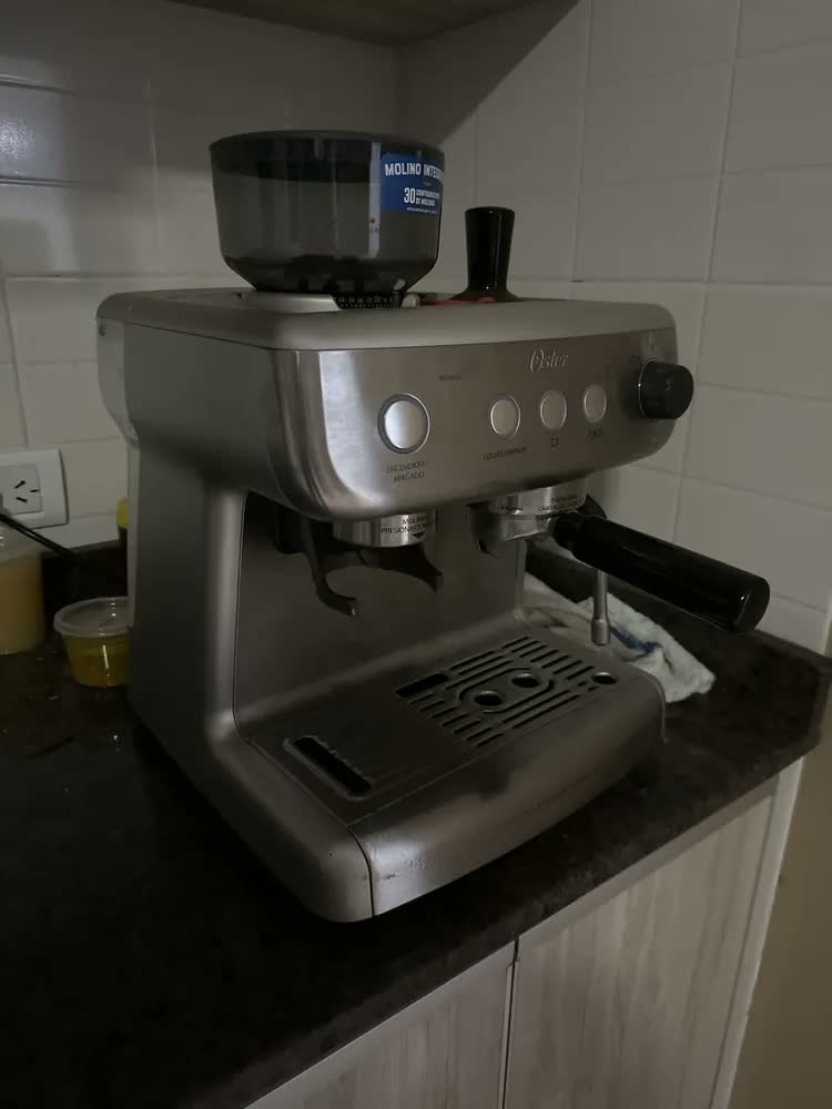 foto de Cafeteira Espresso Oster Perfect Brew 15 barras C/molino Color Plateado