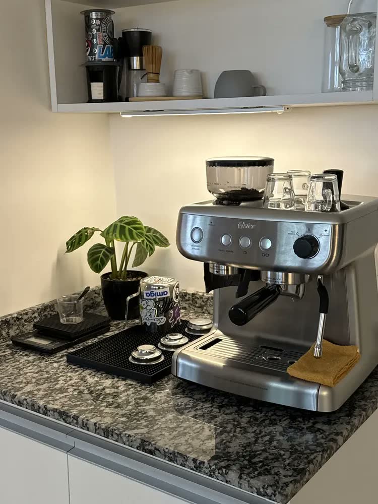 foto de Cafeteira Espresso Oster Perfect Brew 15 barras C/molino Color Plateado