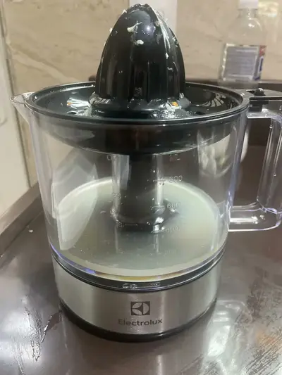 foto de Espremedor De Laranjas E Frutas Efficient Ecp10 Electrolux Cor Preto Frequência 60Hz