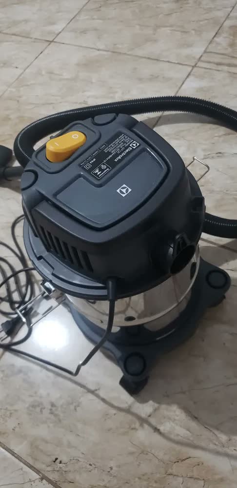 foto de Aspirador de Pó e Água Electrolux GT12i 1500W 12L 8,5L útil total função sopro compacto líquidos químicos inox protetor térmico