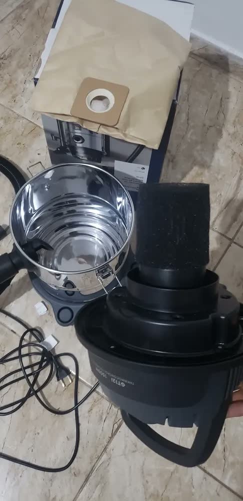 foto de Aspirador de Pó e Água Electrolux GT12i 1500W 12L 8,5L útil total função sopro compacto líquidos químicos inox protetor térmico