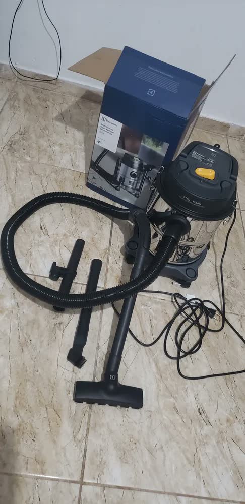 foto de Aspirador de Pó e Água Electrolux GT12i 1500W 12L 8,5L útil total função sopro compacto líquidos químicos inox protetor térmico