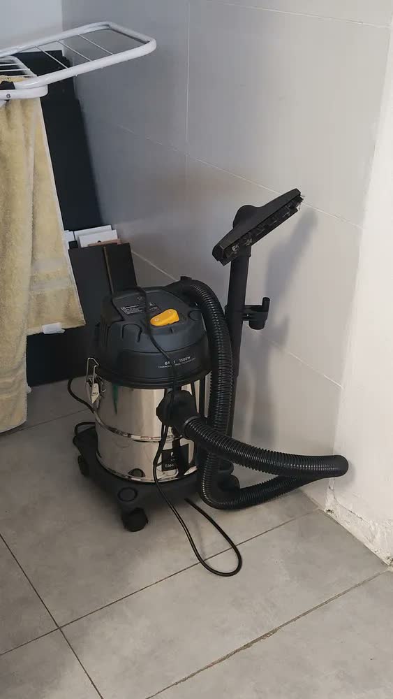 foto de Aspirador de Pó e Água Electrolux GT12i 1500W 12L 8,5L útil total função sopro compacto líquidos químicos inox protetor térmico