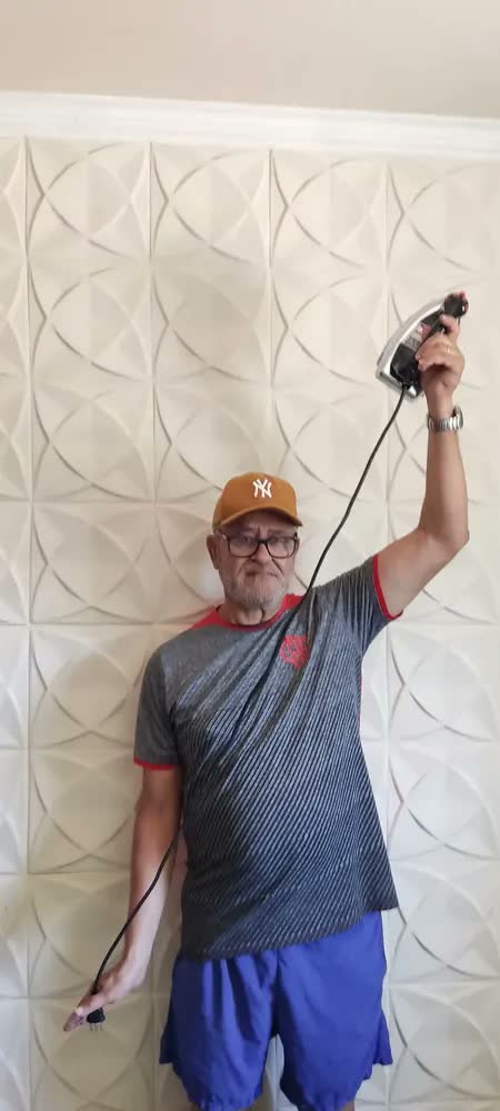 foto de Ferro de Passar Black+Decker a Seco 1000W com Controle de Temperatura e Cabo Giratório