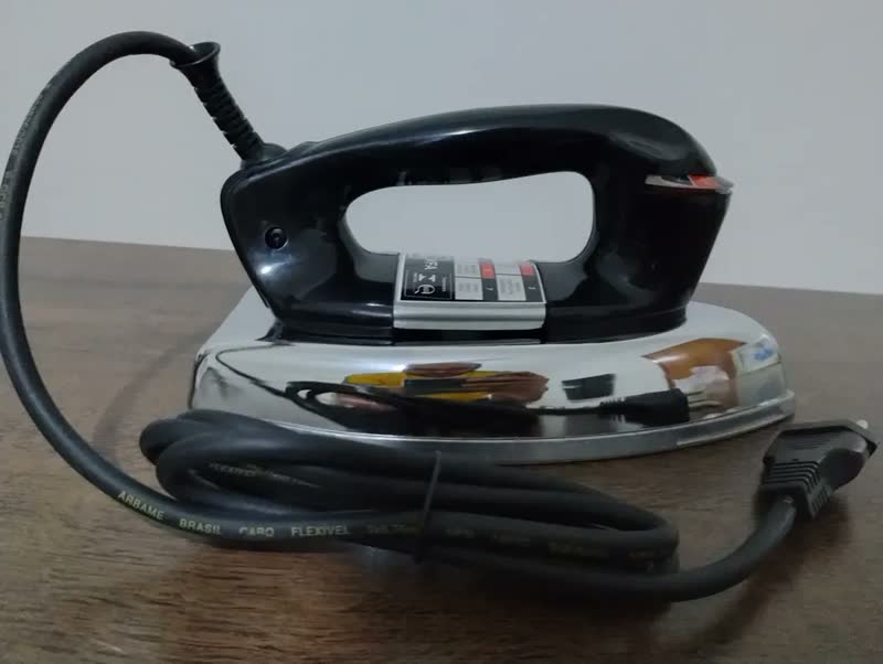 foto de Ferro de Passar Black+Decker a Seco 1000W com Controle de Temperatura e Cabo Giratório