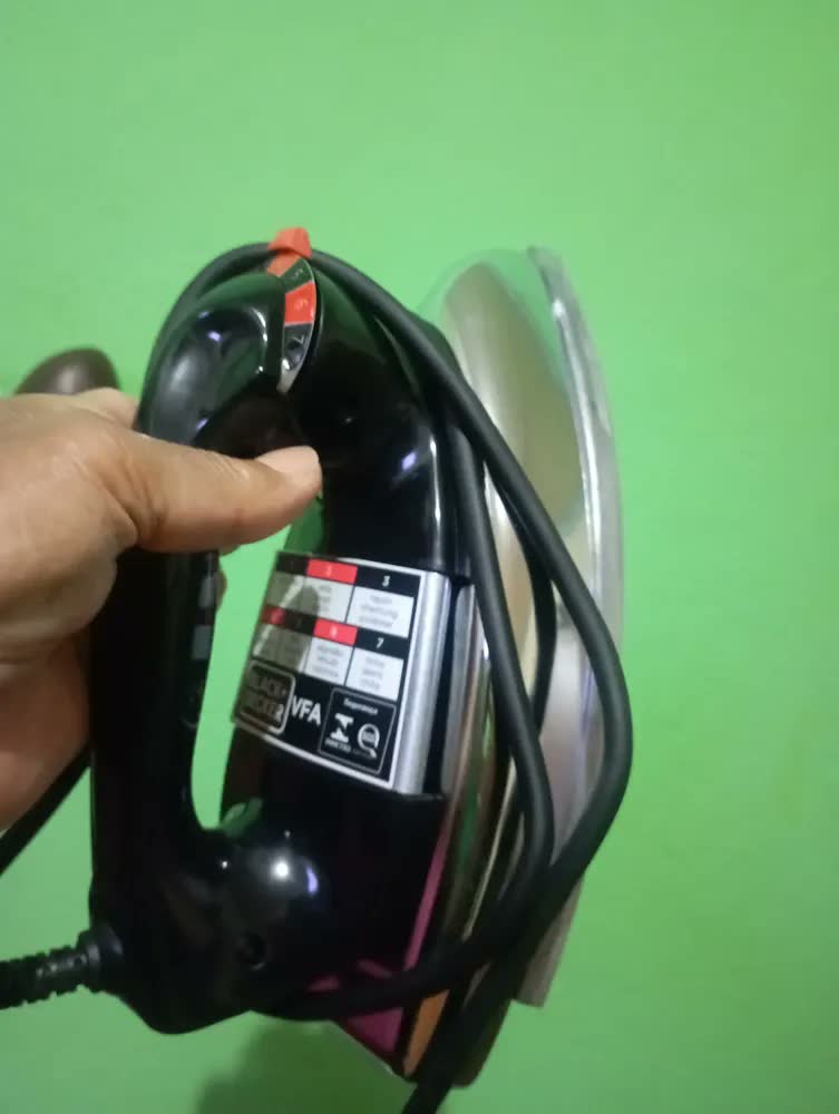 foto de Ferro de Passar Black+Decker a Seco 1000W com Controle de Temperatura e Cabo Giratório