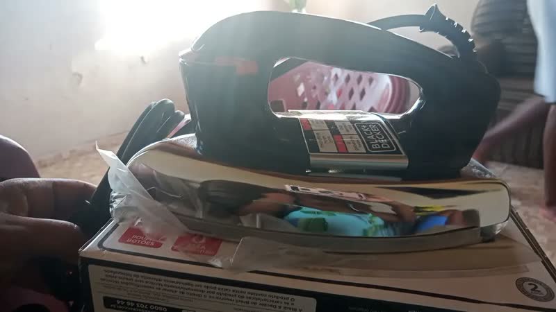 foto de Ferro de Passar Black+Decker a Seco 1000W com Controle de Temperatura e Cabo Giratório
