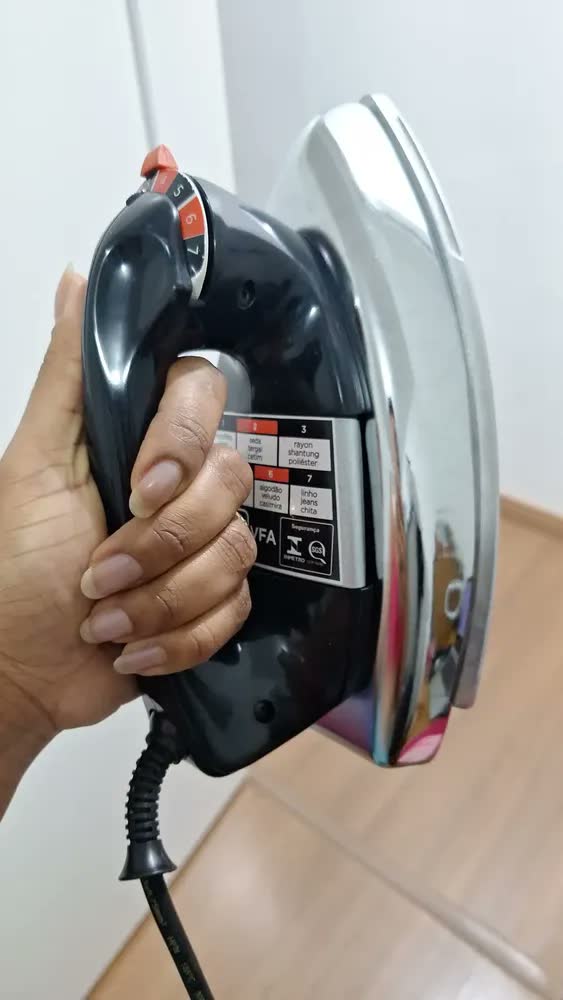 foto de Ferro de Passar Black+Decker a Seco 1000W com Controle de Temperatura e Cabo Giratório