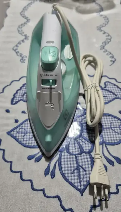 foto de Ferro de Passar Roupa Seco e Vapor base antiaderente ceramica 1200W cabo 1,65m Electrolux vapor vertical extra anti gotejamento SIE70