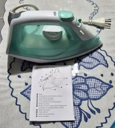 foto de Ferro de Passar Roupa Seco e Vapor base antiaderente ceramica 1200W cabo 1,65m Electrolux vapor vertical extra anti gotejamento SIE70
