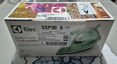 foto de Ferro de Passar Roupa Seco e Vapor base antiaderente ceramica 1200W cabo 1,65m Electrolux vapor vertical extra anti gotejamento SIE70