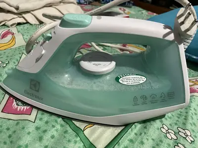 foto de Ferro de Passar Roupa Seco e Vapor base antiaderente ceramica 1200W cabo 1,65m Electrolux vapor vertical extra anti gotejamento SIE70