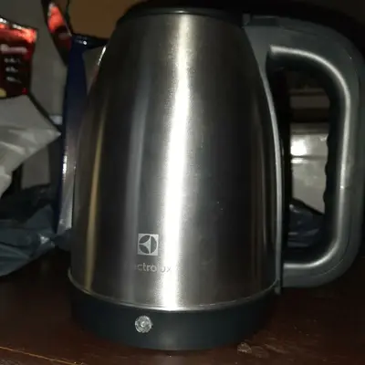 foto de Chaleira Elétrica EEK10 com 1200W de Potência, 1,8 Litros na Cor Inox Electrolux
