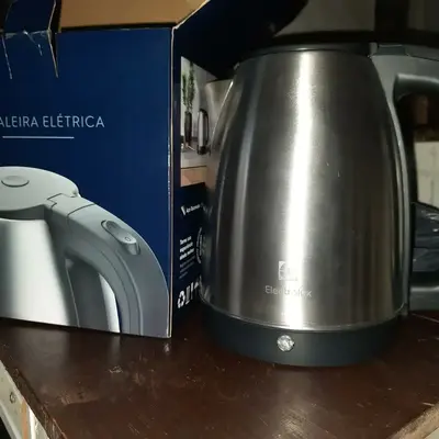 foto de Chaleira Elétrica EEK10 com 1200W de Potência, 1,8 Litros na Cor Inox Electrolux